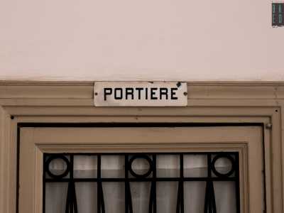 ...l�antico locale del portiere indicato da un�insegna retr�...